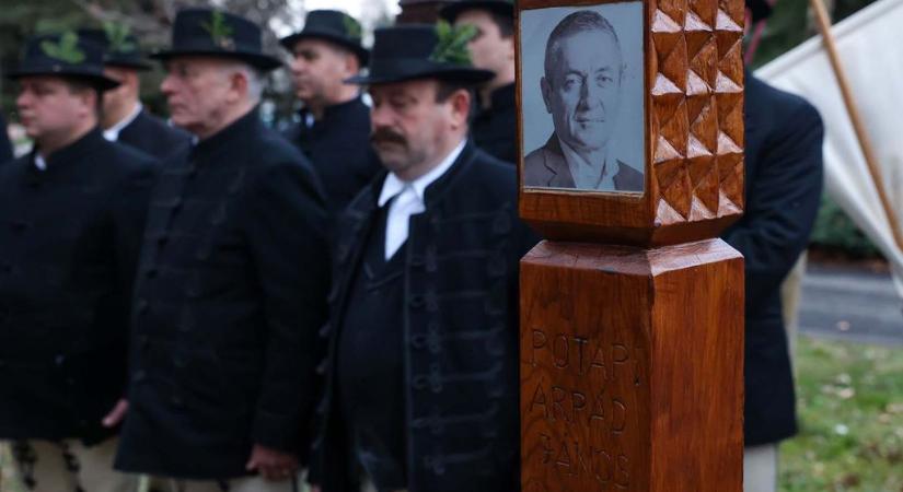 „Keresztje mindenkinek lehet, de kopjafája csak a legnagyobbaknak” – Kopjafát állítottak Potápi Árpád János emlékére Bonyhádon