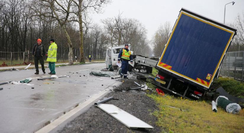 Súlyos baleset az 52-esen: mentőhelikoptert riasztottak a kisteherautó sofőrjéhez  fotók, videó
