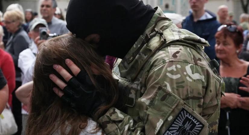 Társkeresőkkel csalogatják el a férfiakat, az utcán civilben vadásznak – új szintre lépett a kényszersorozás Ukrajnában – videó