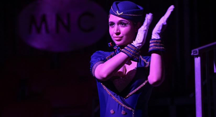 Felszállás Miskolcon a Richter cirkusz repülőjére