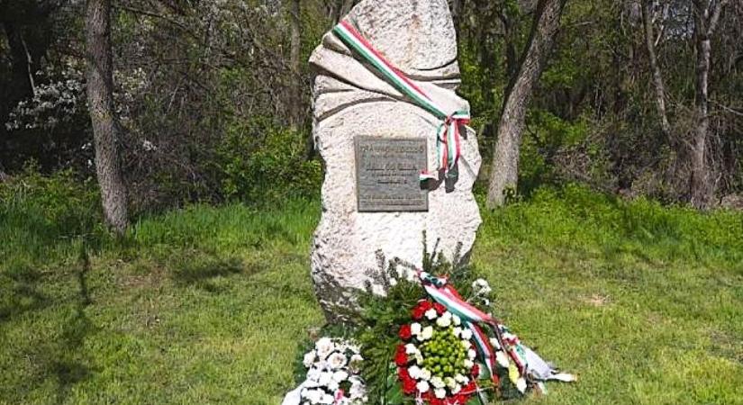 Jámbor Pál Baráti Kör – Megemlékezés a repülős emlékműnél