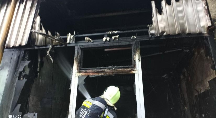 Lángolt a győri sütöde - 20 négyzetméteren pusztítottak a lángok - helyszíni fotók