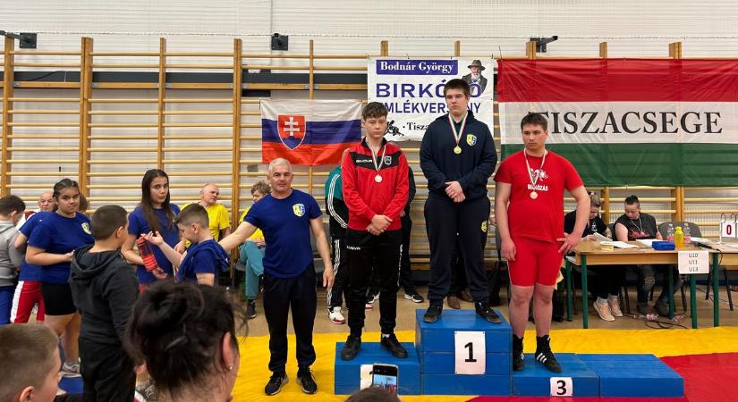 Több mint 300 magyar és külföldi birkózó versenyzett Tiszacsegén
