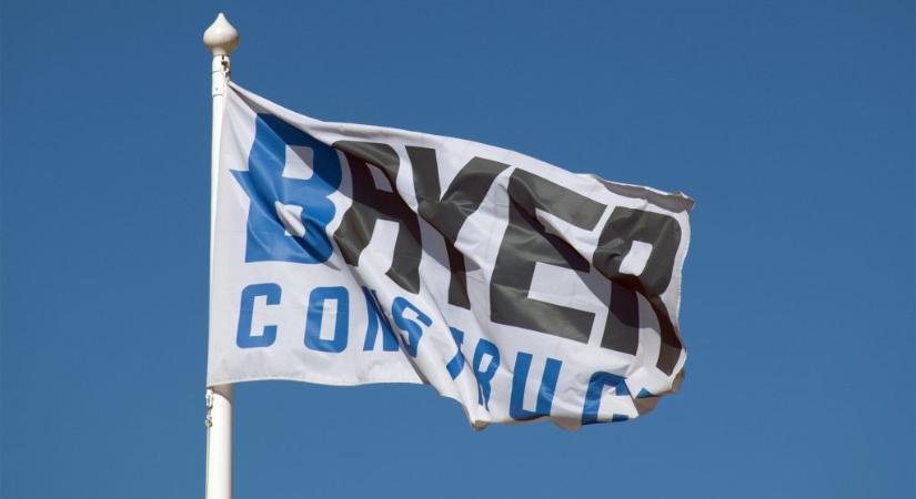 5,5 milliárd támogatást kap a cég, amelyiktől az állam 300 milliárdért vett irodákat kormányzati negyednek