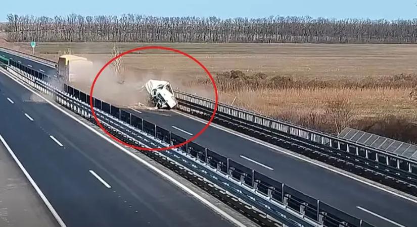 Videó: megállt az M4-es szélén, majd szinte fékezés nélkül letarolta a kamion!