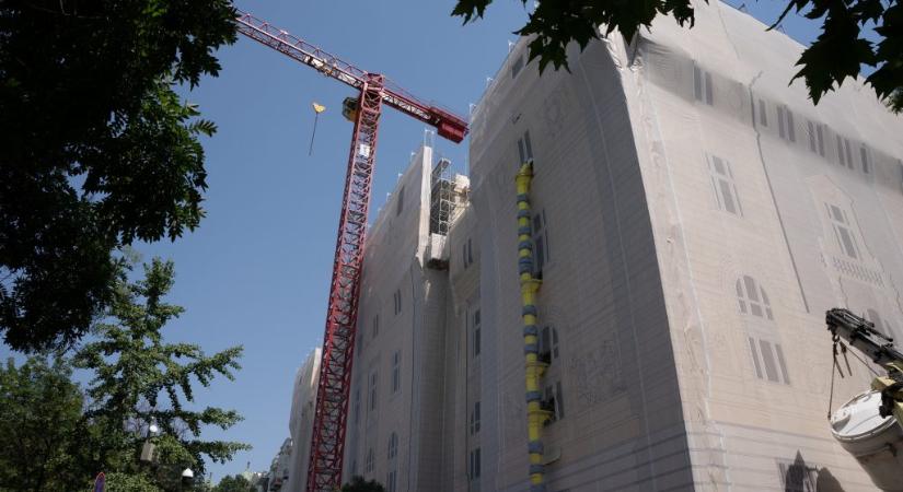 „Csöpög a víz a mennyezetből, mozog a lépcsőkorlát” – több, mint 4000 hibát találtak az MNB-székházban Matolcsyék felújítása után