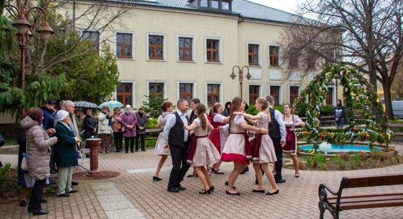 Újra díszbe borult a három méter magas tojáskút Siófokon