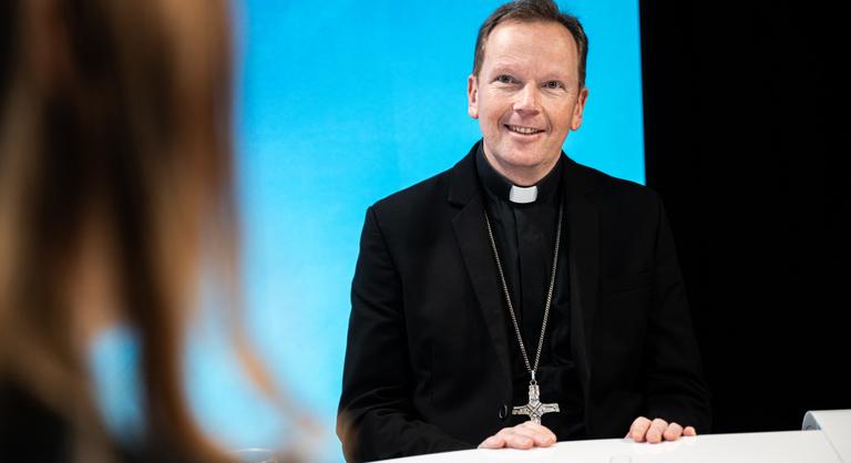 Isten miért engedte meghalni a fiát? – beszélgetés Fábry Kornél püspökkel a Bibliáról és a Mátrixról