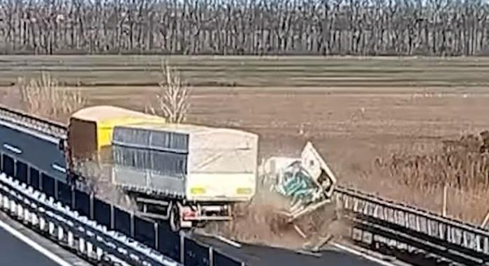 Brutális baleset az M4-esen, nem sok maradt a lerobbant furgonból