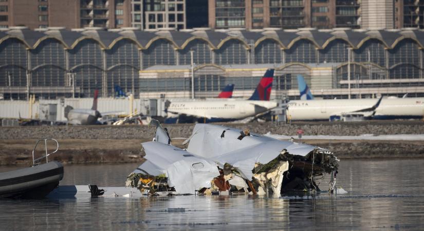Nyílegyenesen egymásnak ment a helikopter és az utasszállító: megdöbbentő felvétel a washingtoni katasztrófáról