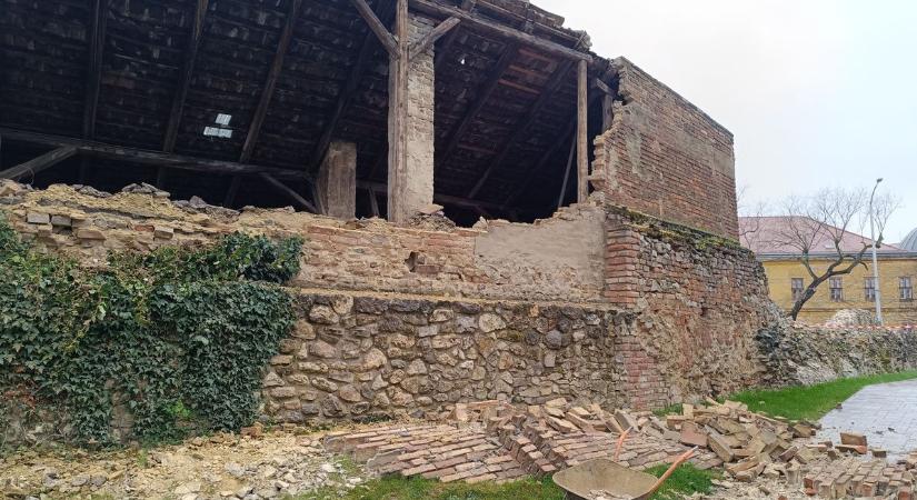 Életveszély a belvárosban: ledőlt a régi tűzoltólaktanya épülete (FOTÓKVIDEÓ)