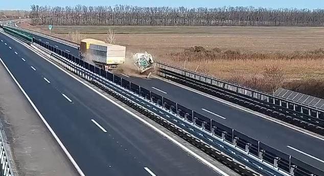 Videó az M4-esről: fékezés nélkül tarolta le a kamion az úton veszteglő kisteherautót