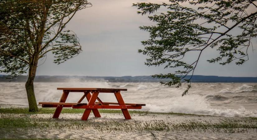 Csütörtökig biztosan marad a szeles, esős idő