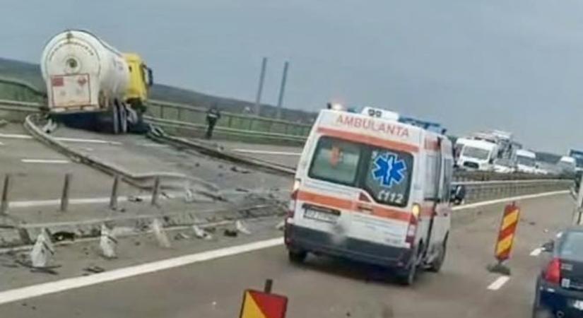 Robbanásveszély az autópályán: felborult egy tartálykocsi