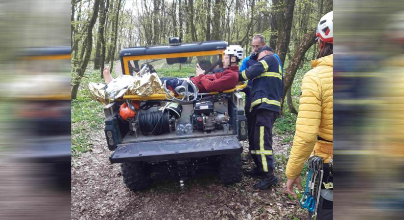 Sziklamászót mentettek Bajóton, nehezen megközelíthető helyről hozták le