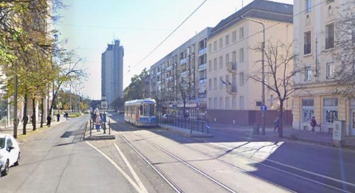 Villamossal ütközött egy autó Debrecenben