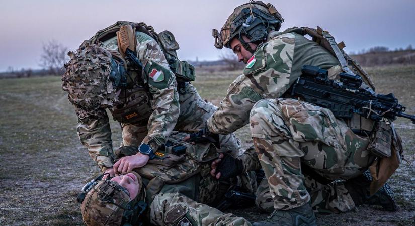 Harcra készen: katonák intenzív lövészeti kiképzésen vettek részt