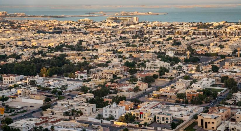 Menekülnek az emberek, mégis luxusautókat osztogatnak Dubajban