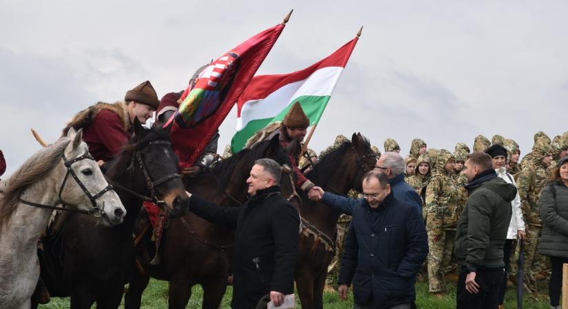Huszárok és ökörfogat a pusztán: látványos menettel emlékeztek Karcagon – galériával