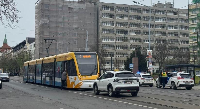 Baleset Debrecenben: villamos és autó ütközött, egy utas megsérült! - fotóval!