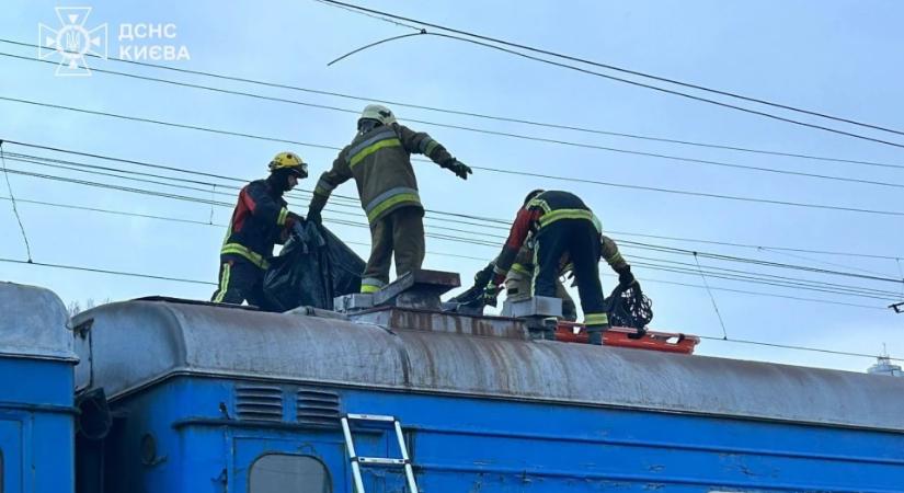 Kijevben tinédzserek másztak fel egy vonat tetejére: egyikük meghalt, kettőjük áramütést szenvedett