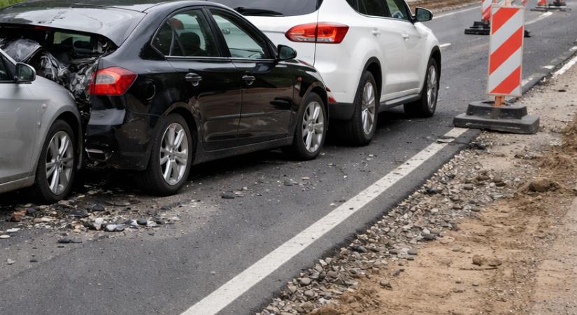 Baleset történt a Noszvaj felé vezető úton, három autó ütközött
