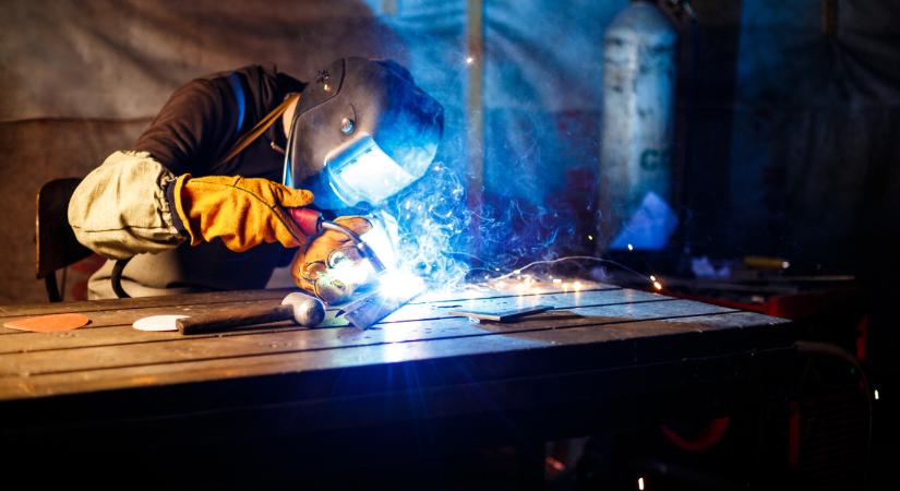 Itthon: filippínókat kell megtanítani hegeszteni, akkora a baj