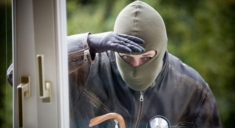 Ha ilyen jeleket fedezel fel a házadon, baj van, mert kipécéztek maguknak a betörők