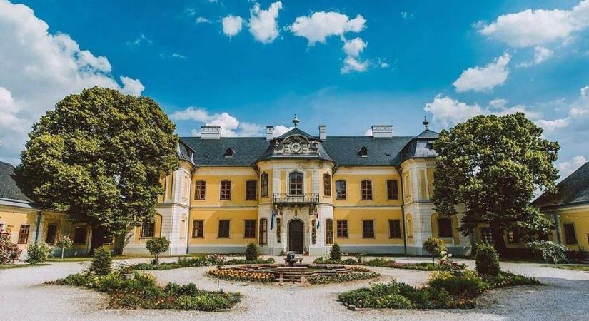 Móron megújult minden: iskolák, óvodák, utak és terek – ezek a város eddigi beruházásai (videó)