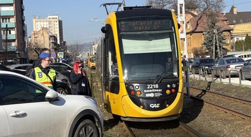 65 ezer forintra büntették az autóst, aki miatt egy órán át állt a villamosforgalom a Nagy Lajos király útján