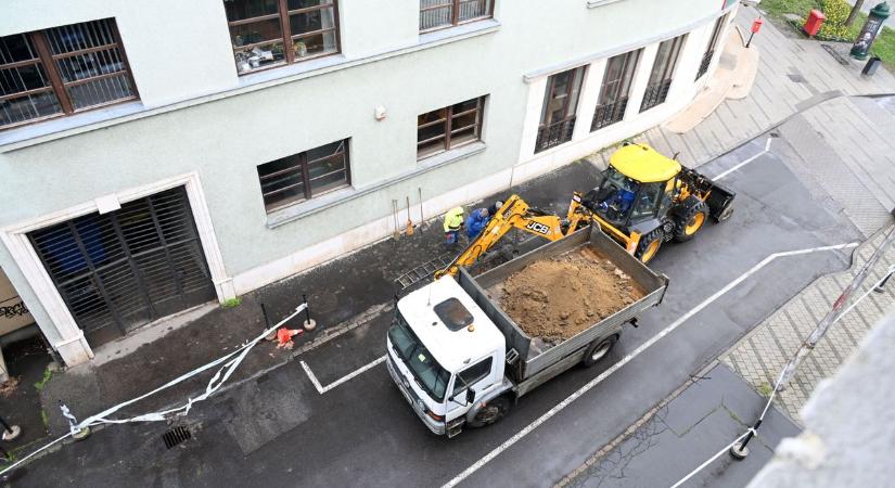 Feltörték az aszfaltot a a szolnoki belváros egyik utcájában: megállási tilalom lassítja a forgalmat