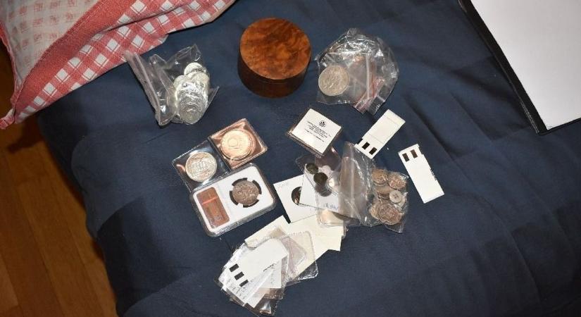 Győri bébiszitter pakolta ki a hálószobát: arany ékszereket, pénzérméket lopott