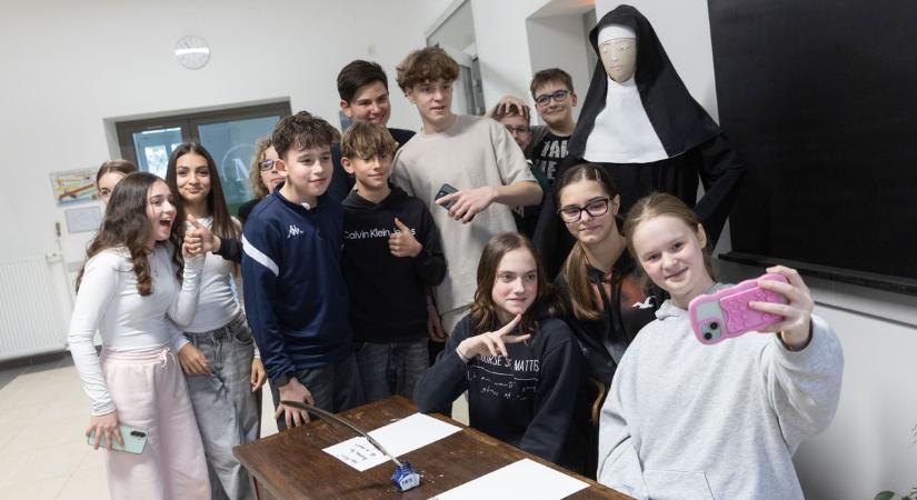 Rendkívüli szelfi! Elővehették a mobilt az iskolában, s még egy amerikai sportágat is kipróbáltak (galéria 1-2.)