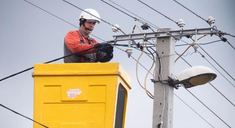 Hatalmas villanyoszlop dőlt ki, a viharos szélben emelőkosaras autóval szinte lehetetlen volt a javítás