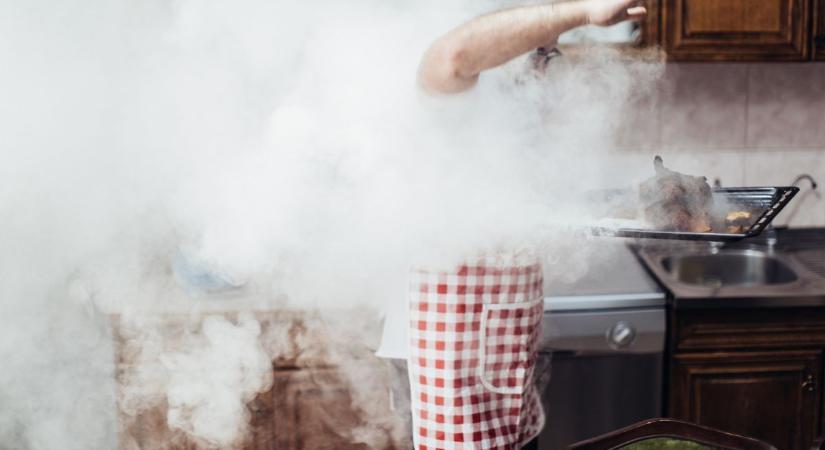 6 jelentéktelennek tűnő szokás főzés közben, ami többet árt, mint használ