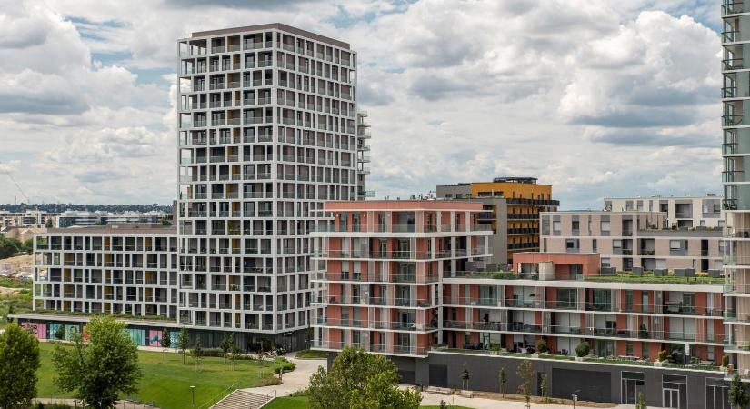 A parlamenti választás hétvégéjén veszi birtokba a Tiborcz Istvánhoz köthető irodaházakat a MÁV