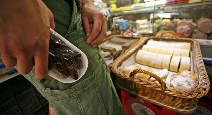 Majdnem négyszer annyi tábla csokit lopott a kaposvári üzletből a fiú, mint ahány éves, de elkapták