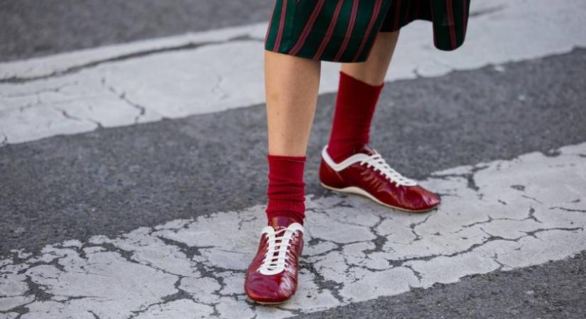 A hét szettje: a sportcipő és a szoknya kombinációja így lehet igazán sikkes és nőies