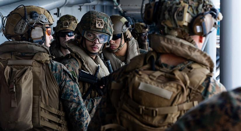 Több ezer amerikai tengerészgyalogos érkezett a Közel-Keletre