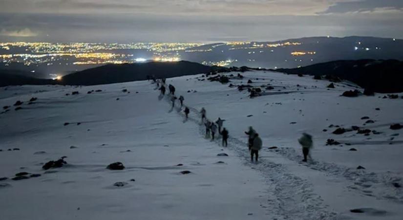 Dermesztő fordulat: havas hegyeken át, sítalpon érkeztek a hegyivadász csapatok
