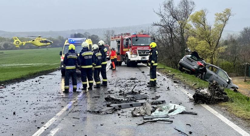 Drámai felvételeken a hétvégi halálos baleset, mentőhelikopter is érkezett a helyszínre (FOTÓKVIDEÓ)