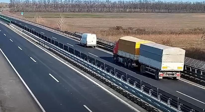 Megdöbbentő felvétel: letarolt egy kamion egy kisteherautót az M4-esen – videóval