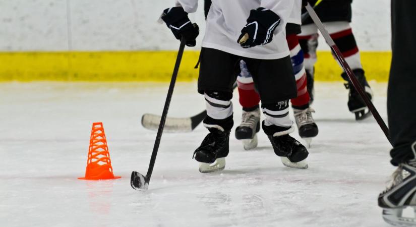 Félelemben teltek az edzések: a vád szerint ütötte és elgáncsolta tanítványait a 65 éves jégkorongedző