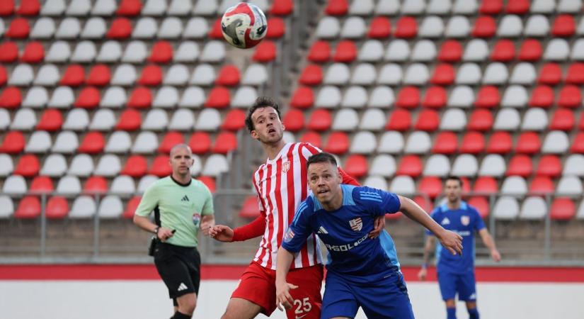 A viharos szél, véleményes gól és emberhátrány ellenére pontszerzés a rangadón