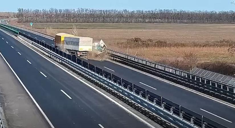 Durva videó! Fékezés nélkül hajtott bele egy kamion egy álló kisteherautóba!