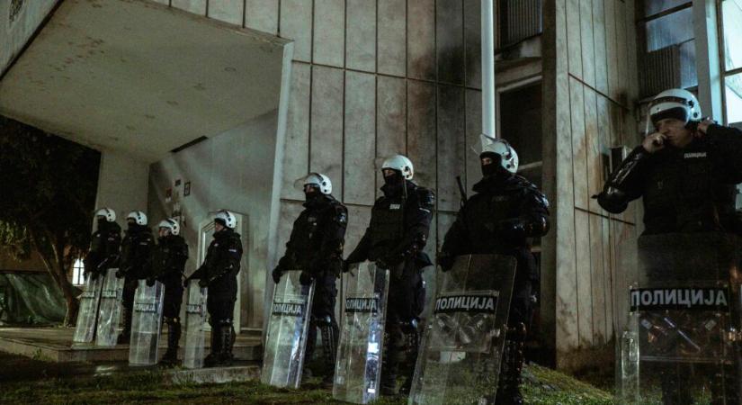 Elemző: Vučić fél lábbal belépett a diktatúrába, ezért nem írja ki a parlamenti választásokat