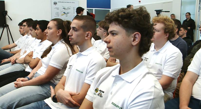 Egyetemisták építenek világszínvonalú versenyautót Debrecenben a Schaeffler főtámogatásával