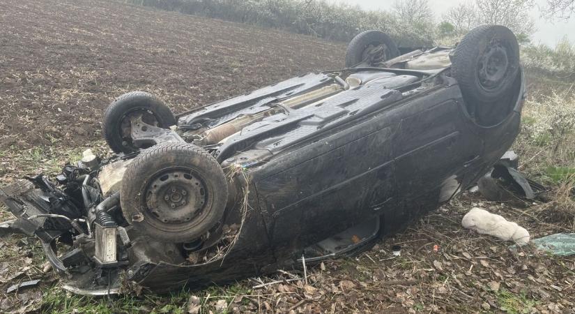 Nem sok maradt a Gyöngyösnél fejre állt autóból