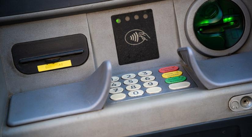 Bezuhant a készpénzfelvételek száma, miközben soha nem volt ennyi ATM