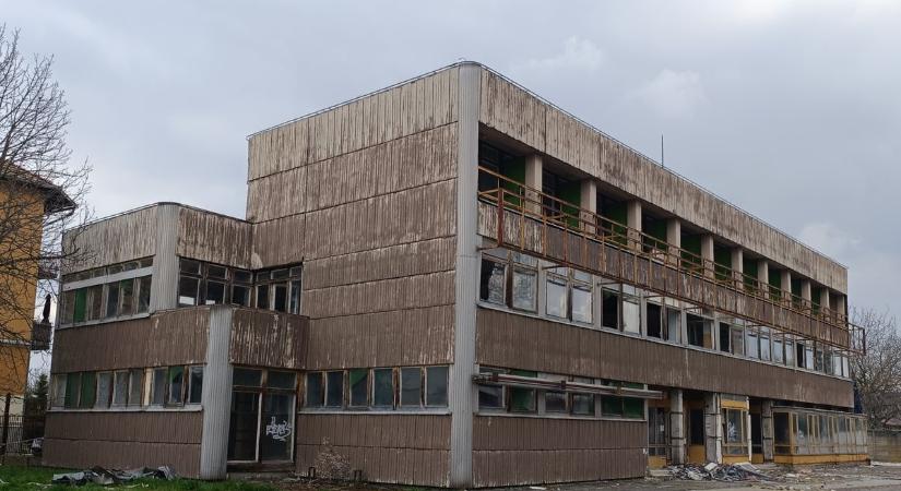 Évtizedekig állt üresen, most kiderült, ki vette meg a vasutas szállót